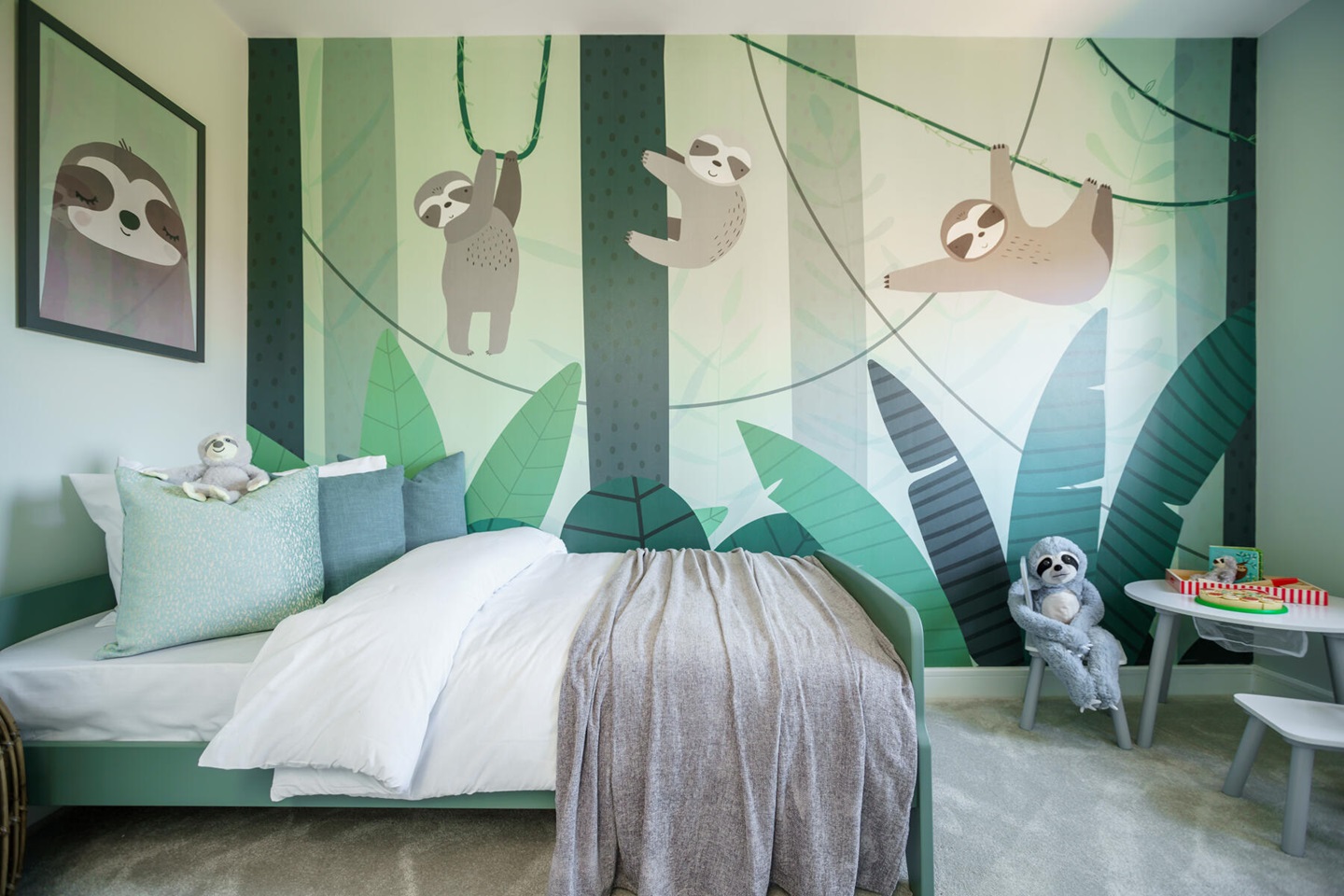 Bedroom 3 with single bed and table