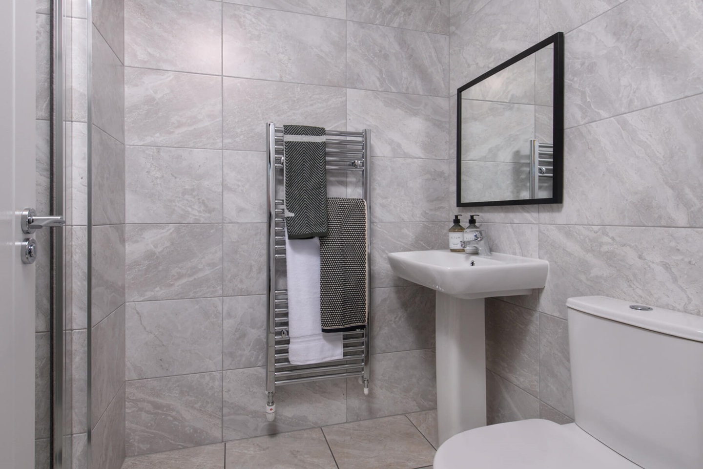 The Kingham en suite shower room