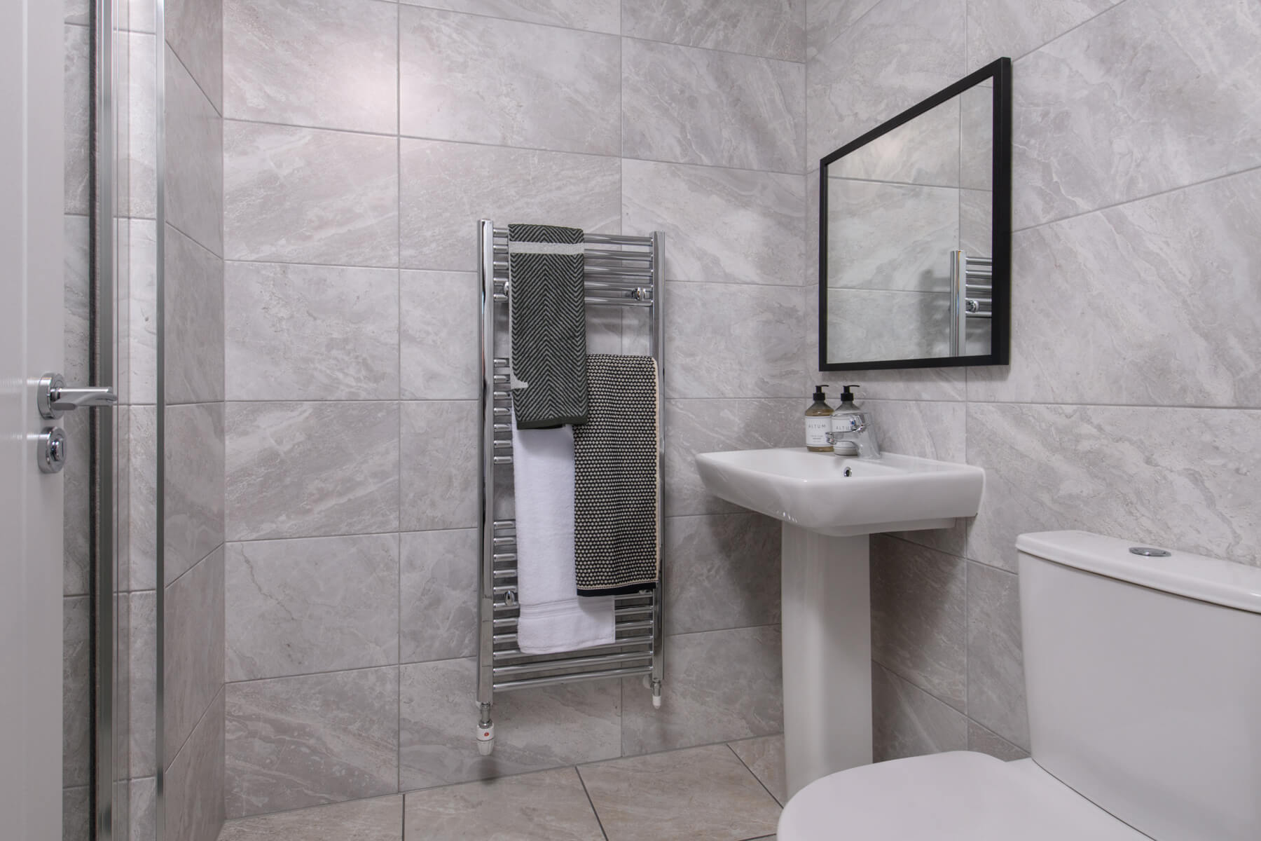 The Kingham en suite shower room