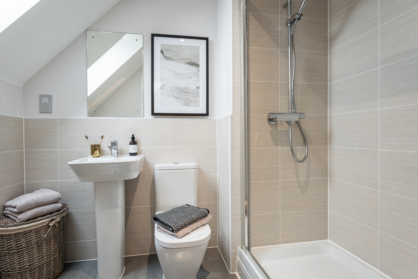 TW SM_Thorn Fields_Elliston_En-suite 1