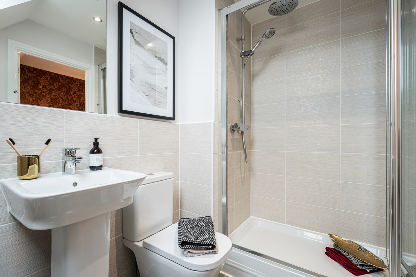 TW SM_Thorn Fields_Elliston_En-suite 2