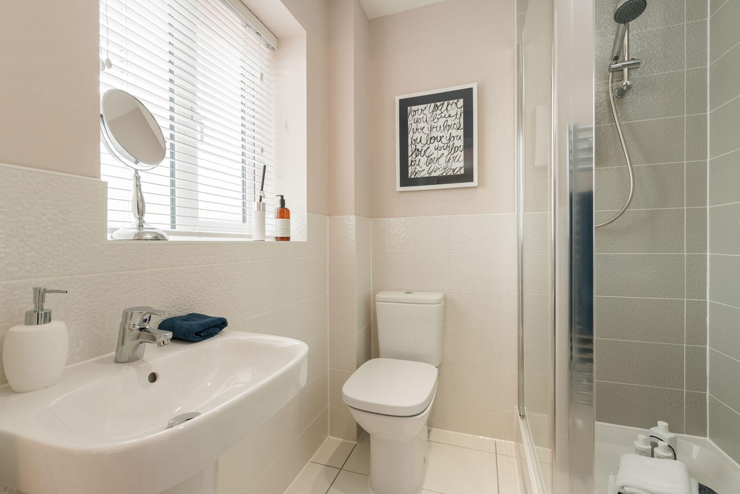 The main bedroom features an en suite shower room