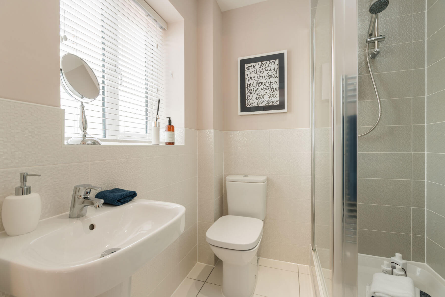 The main bedroom features an en suite shower room