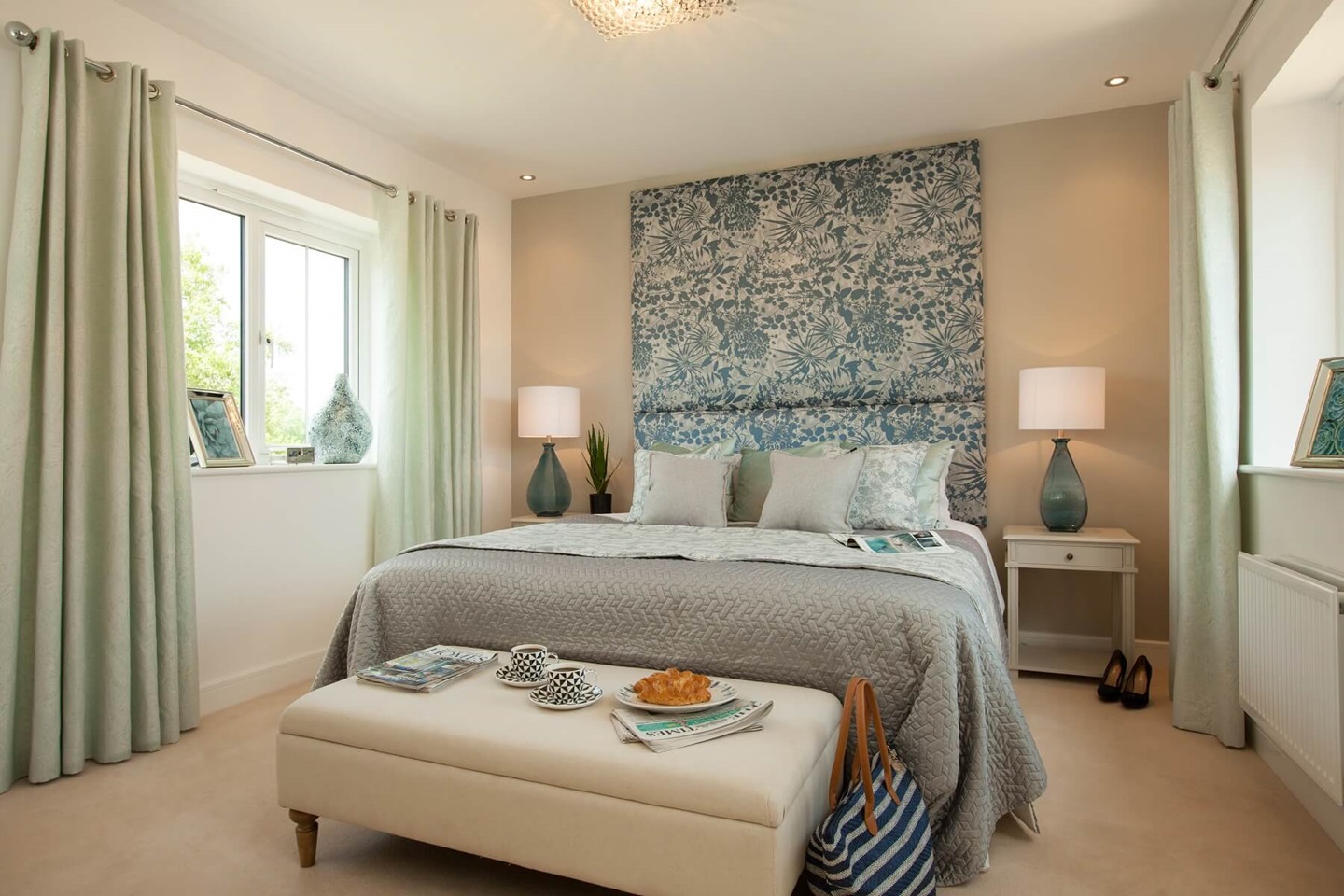 The main bedroom features an en suite shower room