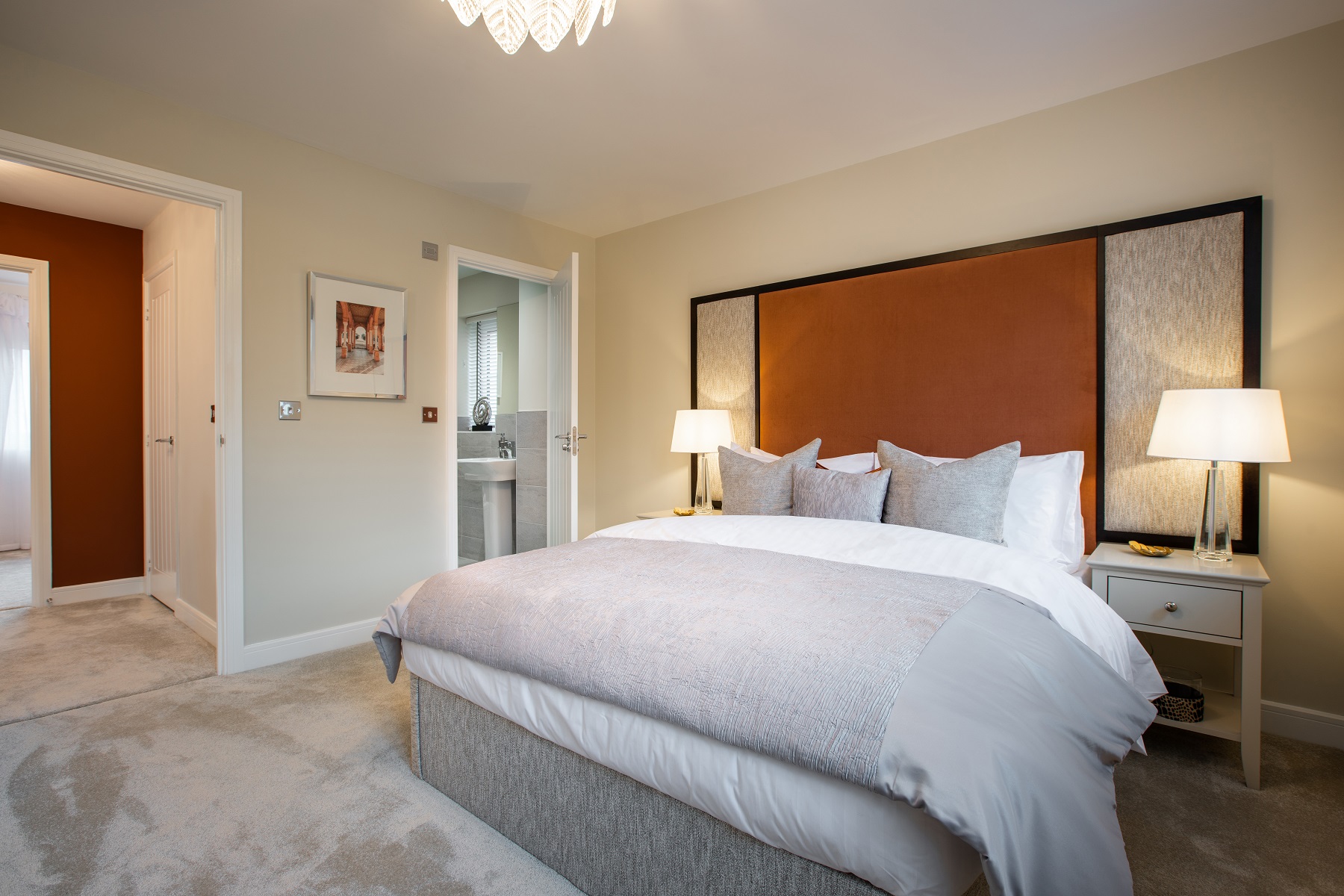 The main bedroom features an en suite shower room