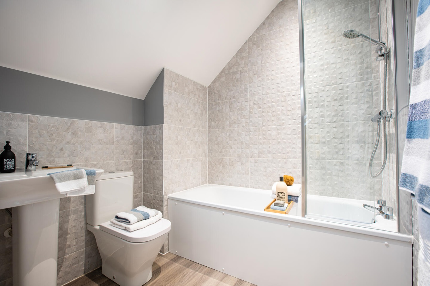 TW ST_Dukes Quarter_Whitehill_Bathroom_1800x1200