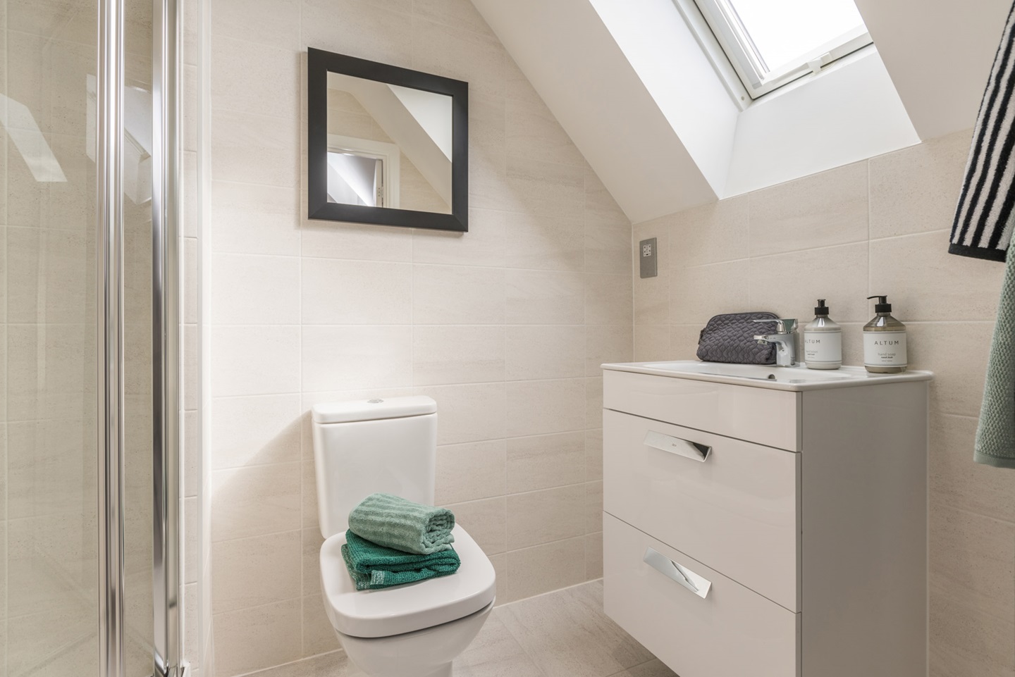 En-suite to bedroom 1