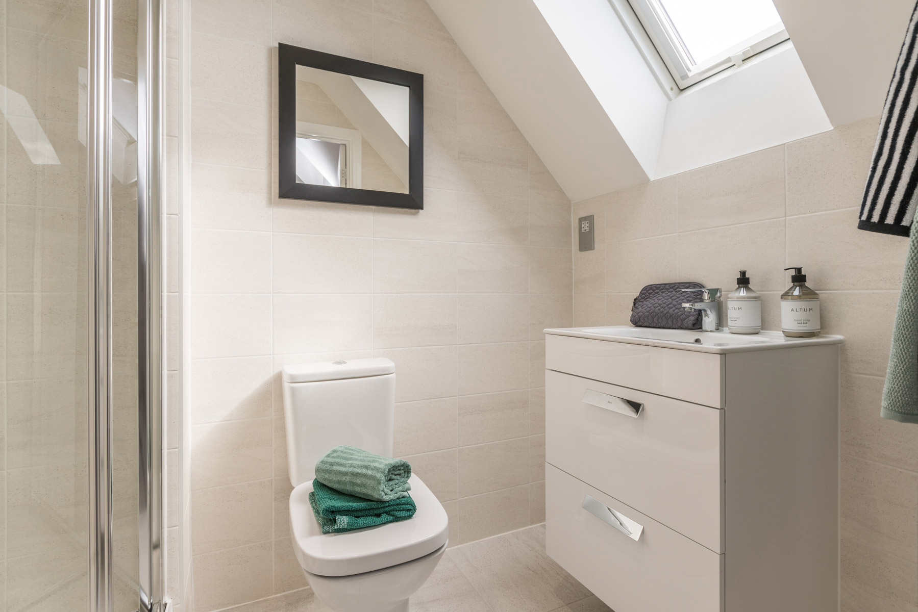 En-suite to bedroom 1