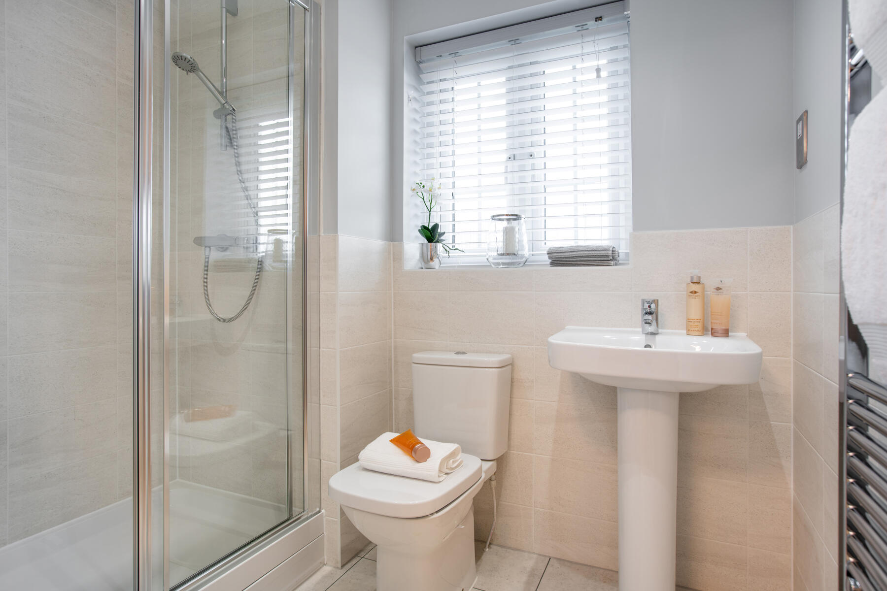 TW CL_Staunton Gate_PT43_Langdale_Ensuite_1800x1200