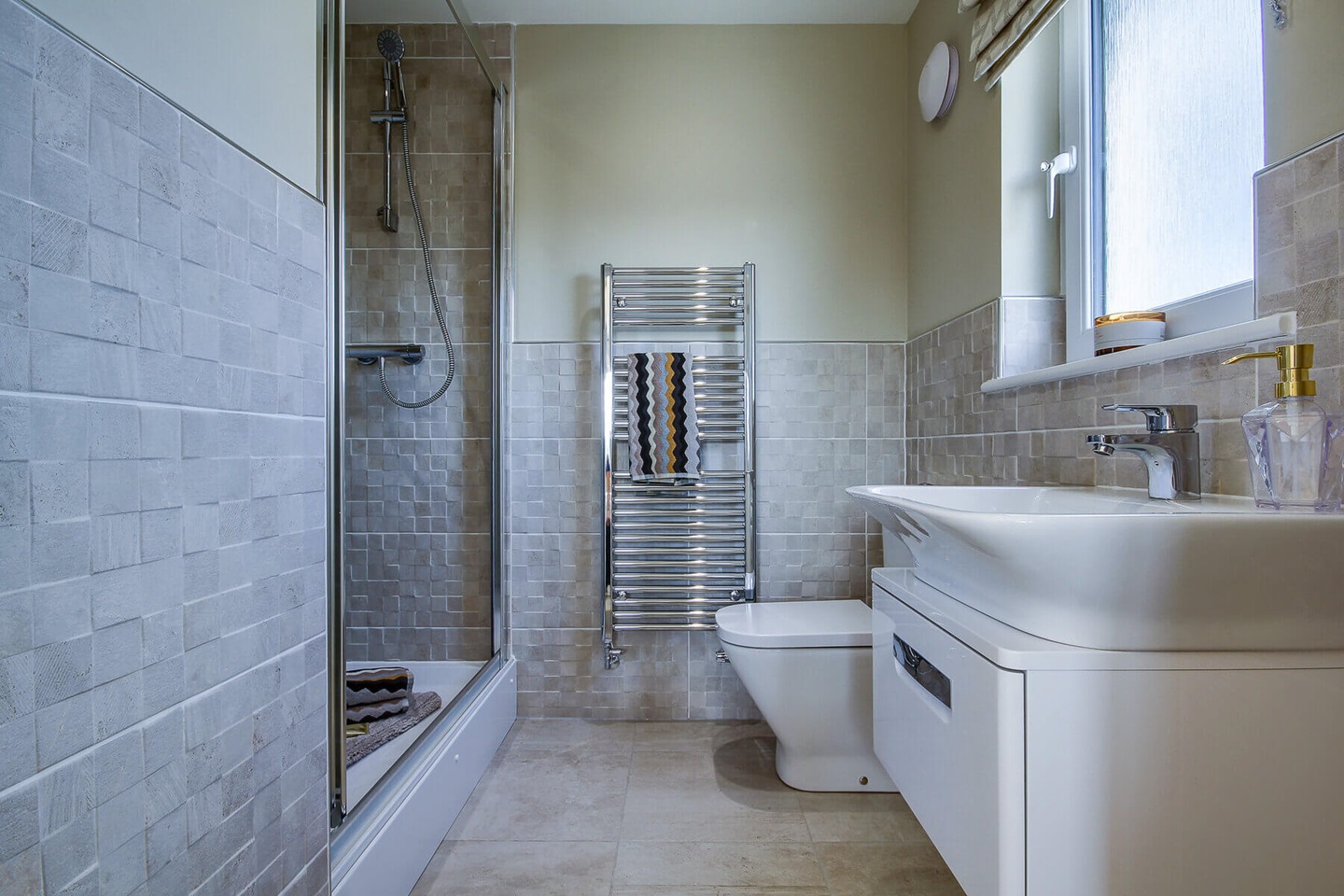 Bedroom one en suite in the Geddes home