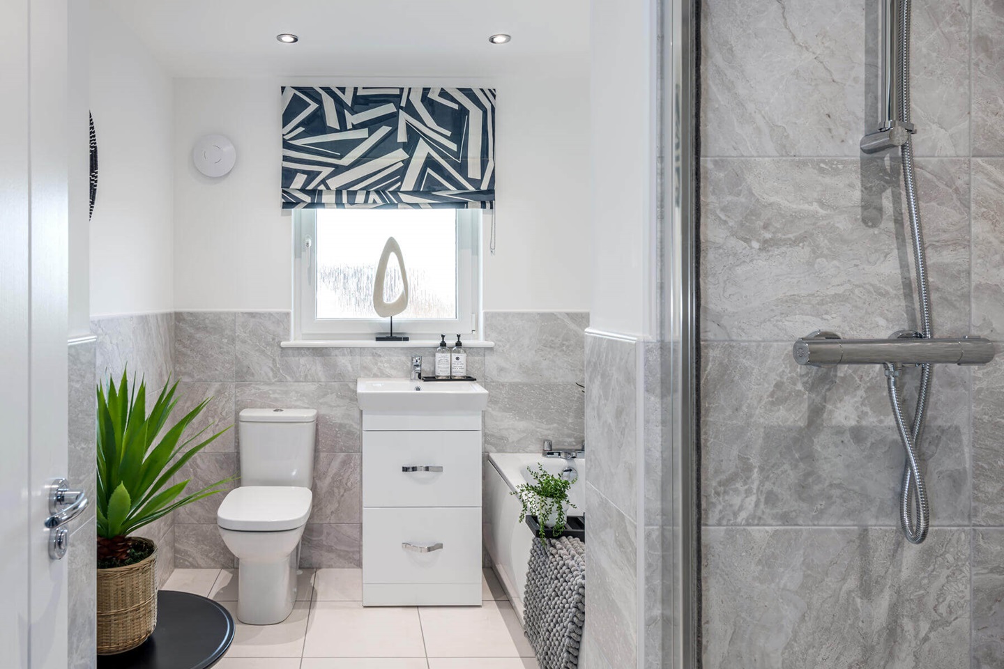 Taylor Wimpey Maxwell home Calderwood bathroom
