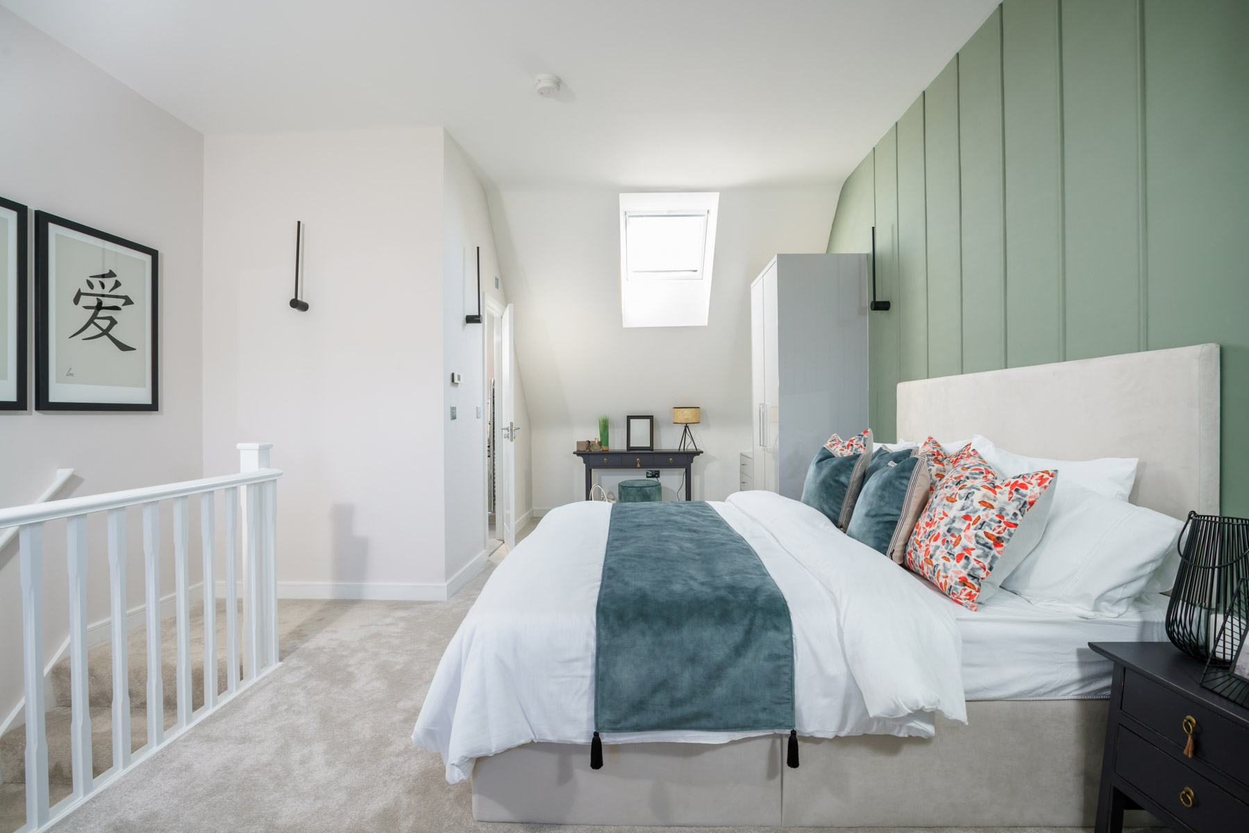 The main bedroom features and en-suite bathroom