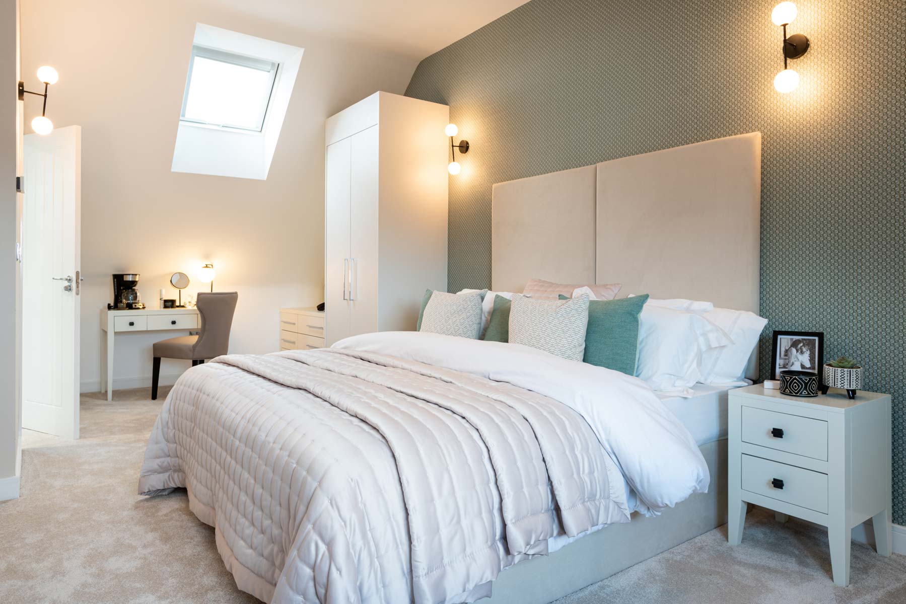 The main bedroom features an en-suite bathroom