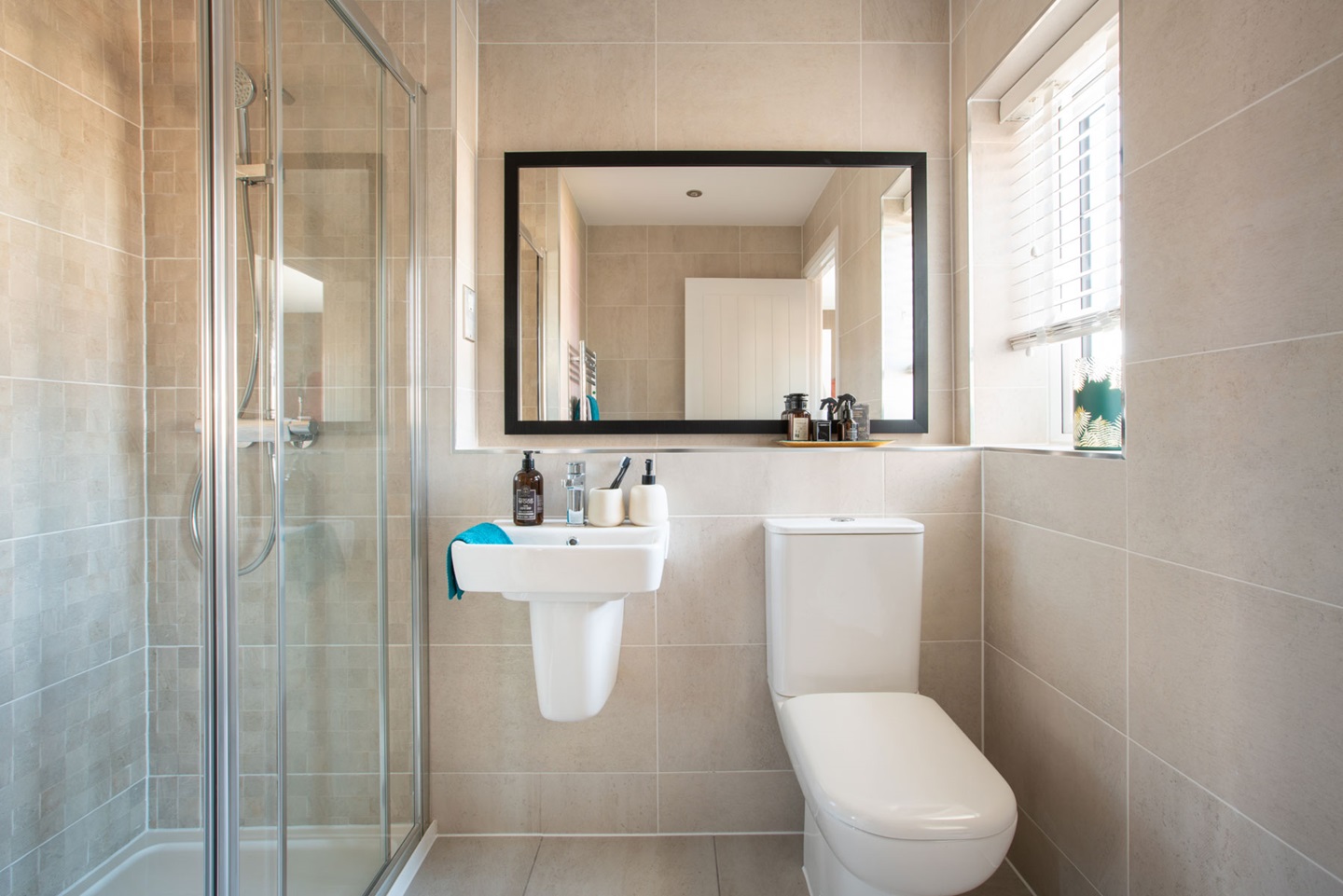 The main bedroom benefits from an en suite bathroom