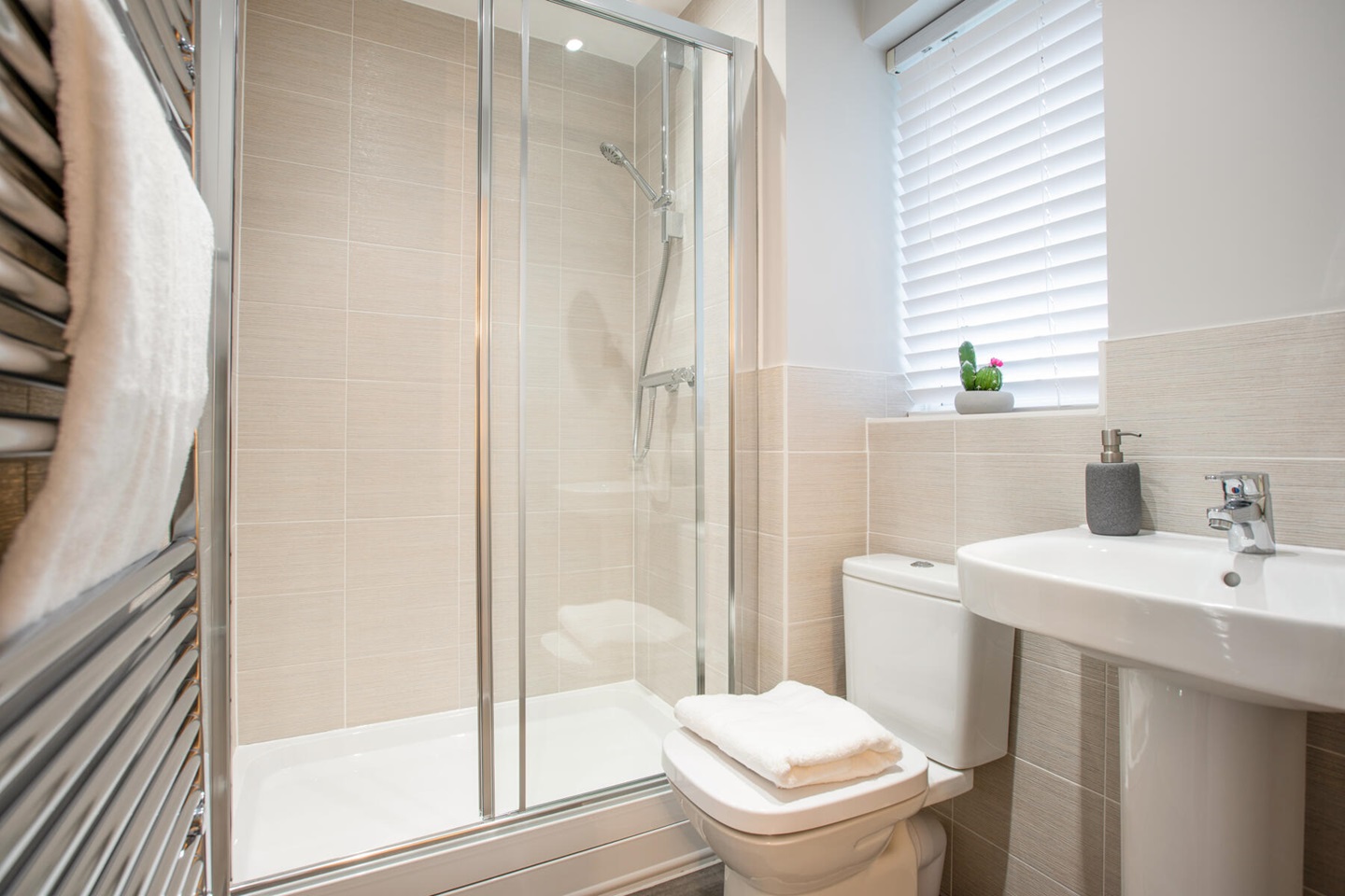 The main bedroom benefits from an en-suite bathroom