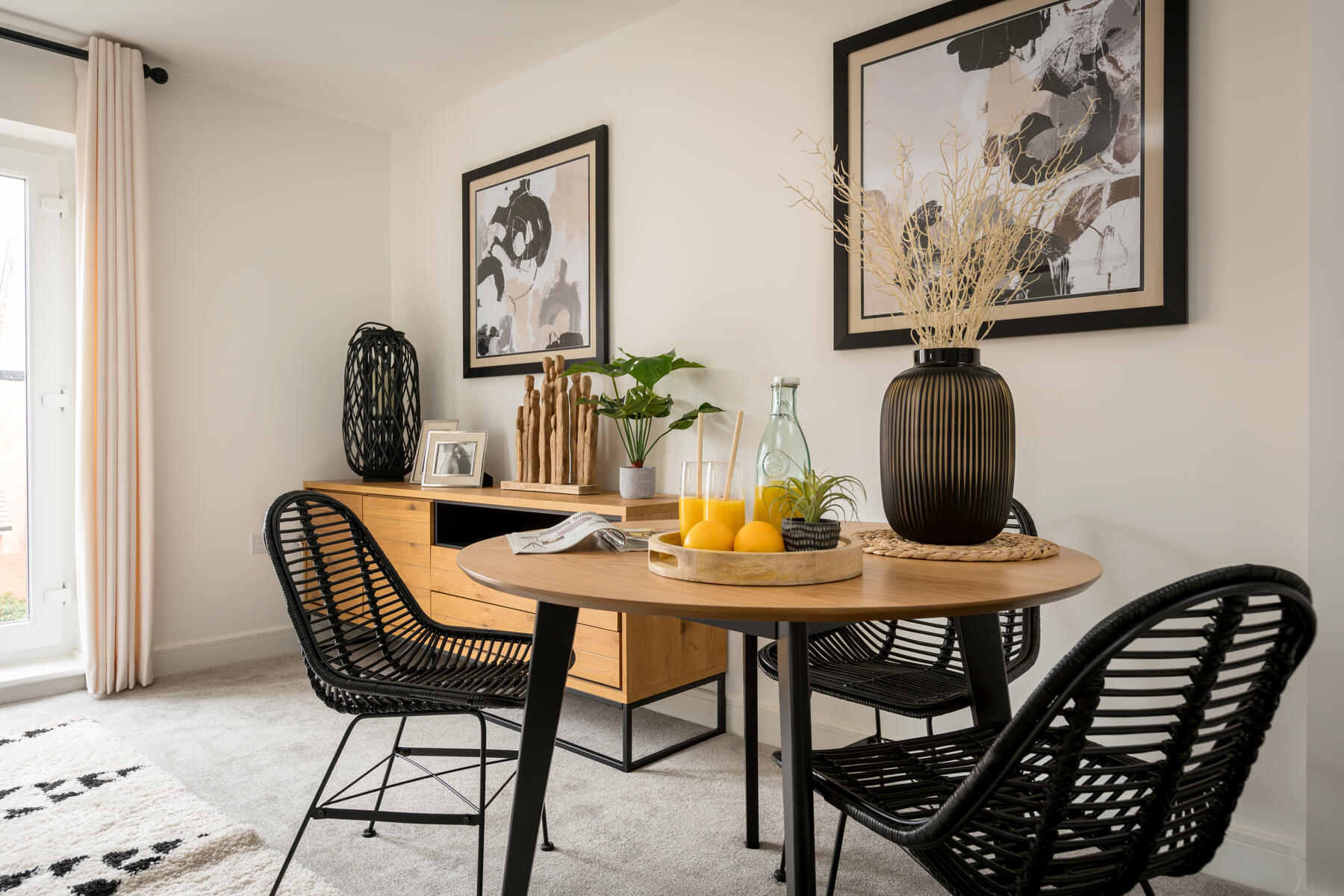 Open plan dining area to relax and eat